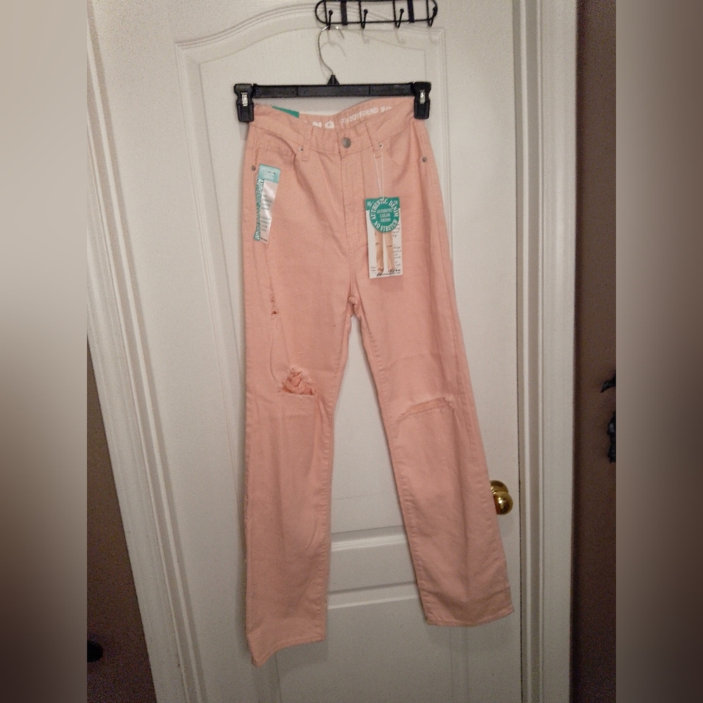 NWT/Juniors light pink juniors distressed jeans size 1/25 90s boyfriend …
